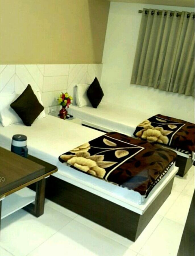 Hotel Crystal Vadodara Exteriör bild