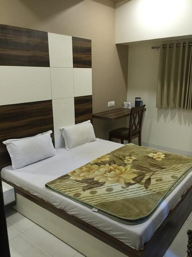 Hotel Crystal Vadodara Exteriör bild