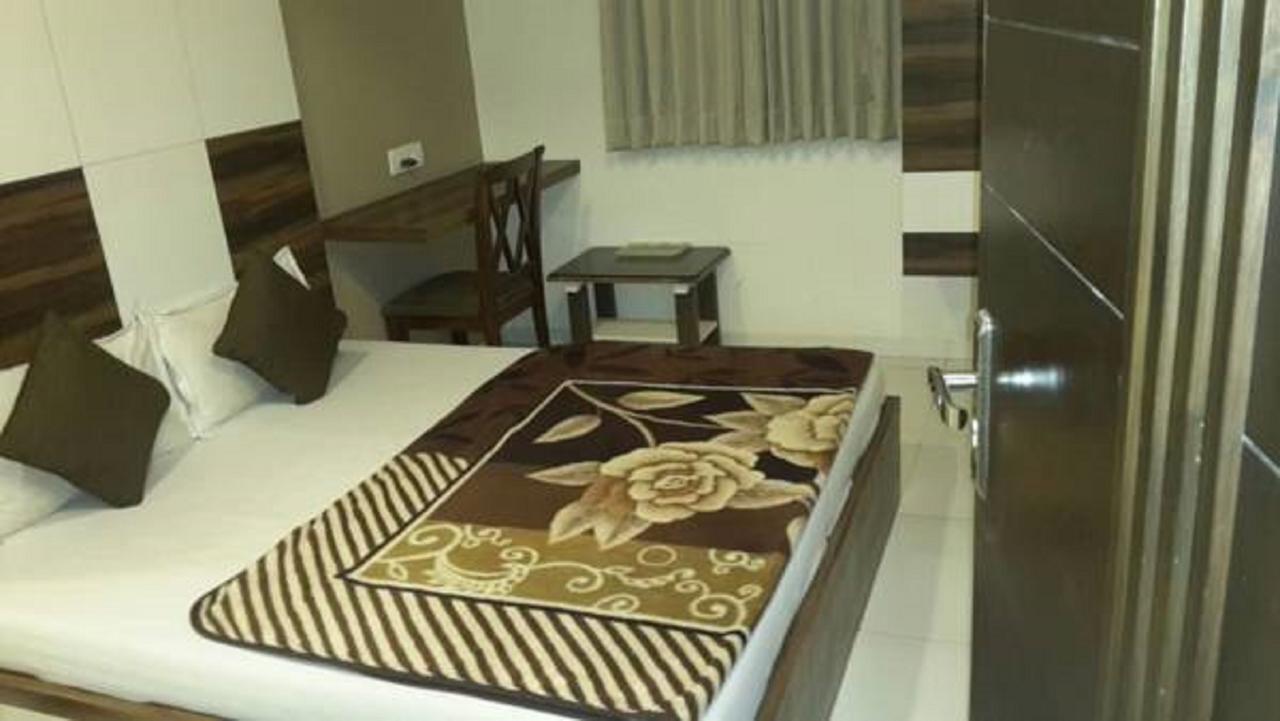 Hotel Crystal Vadodara Exteriör bild